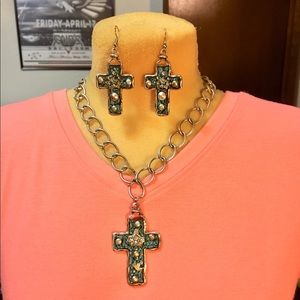 🎄Green and silver color necklace and earrings